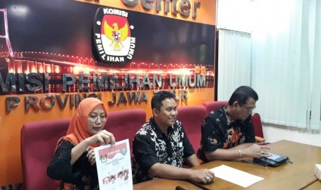 Komisioner Komisi Pemilihan Umum (KPU) Provinsi Jawa Timur bidang logistik Dewita Hayu Sinta (kiri) menunjukan contoh surat suara pada Pilgub Jatim 2018.