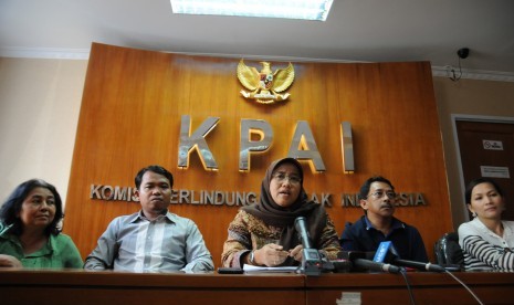 Komisioner Komisi Perlindungan Anak Indonesia (KPAI) bersama LSM Nawala memberikan keterangan pers terkait beredarnya video mesum yang diperankan oleh anak-anak di Internet, di kantor KPAI, Jakarta, Rabu (27/5).