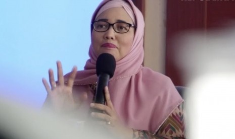 Dewan Pakar Federasi Serikat guru Indonesia (FSGI), Retno Listyarti. FSGI sebut pihak SMKN 5 Denpasar bisa melaporkan Arya Wedakarna dengan UU ITE.