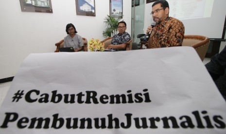 Komisioner Komnas HAM Amiruddin al Rahab (kanan) didampingi Ketua Aliansi Jurnalis Independen (AJI) Abdul Manan (tengah), dan Ketua YLBHI Asfinawati (kiri) memberikan paparan saat diskusi publik di Kantor Komnas HAM, Jakarta, Jumat (8/2/2019). 