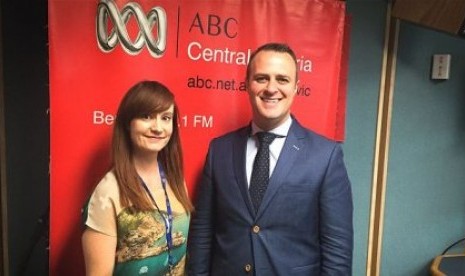 Komisioner Komnas HAM Australia Tim Wilson di studio ABC di Bendigo. 