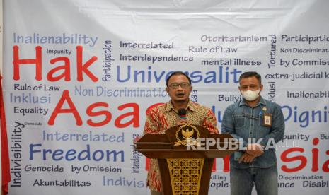 Komisioner Komnas HAM Choirul Anam (kiri) menyampaikan keterangan pers terkait pemeriksaan pimpinan KPK di gedung Komnas HAM, Jakarta, Selasa (15/6). Dalam keterangannya, Komnas HAM akan melakukan penjadwalan ulang terkait pemeriksaan terhadap pimpinan KPK pada Kamis, 17 Juni mendatang, untuk memberikan penjelasan mengenai dugaan pelanggaran HAM pada penyelenggaraan tes wawasan kebangsaan KPK dalam proses alih status menjadi aparatur sipil negara (ASN).