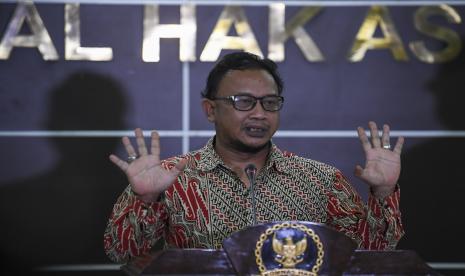 Komisioner Komnas HAM Choirul Anam memberikan keterangan kepada wartawan di Kantor Komnas HAM, di Jakarta, Jumat (5/8/2022). Komnas HAM mengakui telah mendapatkan informasi dari Tim Laboratorium Forensik (Labfor) Polri bahwa sebanyak 15 unit gawai telah diperiksa datanya terkait kasus penembakan Nofriansyah Yosua Hutabarat atau Brigadir J di rumah dinas mantan Kepala Divisi Propam Polri Irjen Pol. Ferdy Sambo.