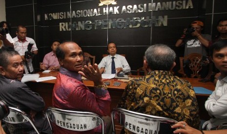 Komisioner Komnas HAM Hafid Abbas (tengah) menerima pengusaha  hiburan malam kalijodo Daeng Azis (kedua kiri) bersama perwakilan warga Kalijodo di gedung Komnas HAM, Jakarta Pusat, Senin (15/2)