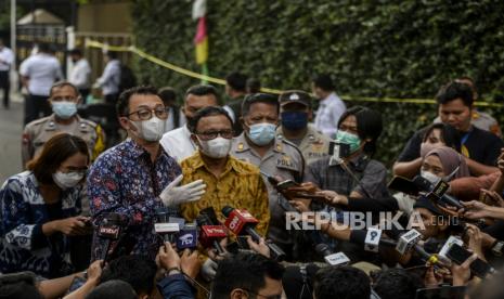 Komisioner Komnas HAM M. Choirul Anam (ketiga kiri) dan Beka Ulung Hapsara (kedua kiri) memberikan keterangan kepada wartawan saat akan meninjau tempat kejadian perkara di rumah dinas mantan Kadiv Propam Irjen Pol Ferdy Sambo di Komplek Polri Duren Tiga, Jakarta, Senin (15/8/2022). Kedatangan Komnas HAM itu untuk memeriksa tempat kejadian perkara dan menyandingkan dengan data-data serta keterangan yang telah diperoleh Komnas HAM terkait dugaan pembunuhan berencana terhadap Brigadir J. 