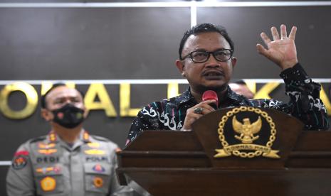 Komisioner Komnas HAM Mohammad Choirul Anam (kanan) didampingi Kadiv Humas Polri Irjen Pol Dedi Prasetyo (kiri) memberikan keterangan pers usai menerima keterangan dari tim forensik Polri di Komnas HAM, Jakarta, Senin (25/7/2022). Komnas HAM memanggil tim forensik yang melakukan autopsi jenazah Brigadir Nopryansah Yosua Hutabarat atau Brigadir J?untuk dimintai keterangan. 