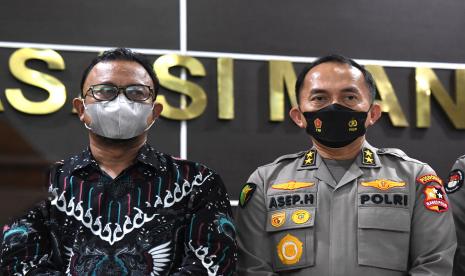 Komisioner Komnas HAM Mohammad Choirul Anam (kiri) dan Kapus Dokkes Polri Irjen Pol Asep Hendradiana (kanan) menghadiri konferensi pers usai menerima keterangan dari tim forensik Polri di kantor Komnas HAM, Jakarta, Senin (25/7/2022). Komnas HAM memanggil tim forensik yang melakukan autopsi jenazah Brigadir Nopryansah Yosua Hutabarat atau Brigadir J?untuk dimintai keterangan. 