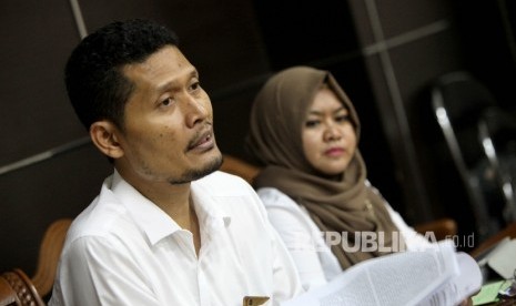  Komisioner Komnas HAM Muhammad Nurkhoiron (tengah)