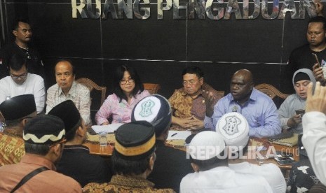 Commissioner of Monitoring and investigation sub-commission in Komnas HAM, Natalius Pigai (right) together with other commissioners listened to a report filed by Presidium of 212 Rally Alumni at Komnas HAM office, Jakarta, Friday (May 12).