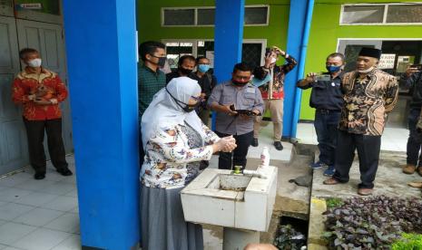 Komisioner KPAI, Retno Listyarti, meninjau kesiapan sarana prasarana protokol kesehatan di SMPN 1 Rajapolah, Kabupaten Tasikmalaya, Kamis (10/9). Dari hasil tinjauan itu, sekolah tersebut dinilai belum layak menggelar KBM tatap muka. 