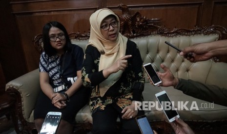 Komisioner KPAI Sitti Hikmawatty (kanan), memberikan keterangan kepada wartawan mengenai proses Audisi Umum Beasiswa Bulu Tangkis 2019 PB Djarum di Purowkerto, usai melakukan pertemuan dengan Pemkab Banyumas di Pendopo Bupati Banyumas, Jateng, Senin (9/9/2019).