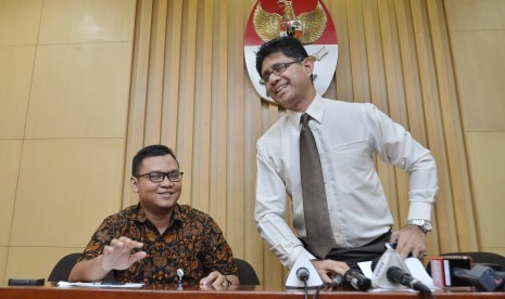 Komisioner KPK Laode M Syarif (kanan) bersiap memaparkan penindakan Komisi Pemberantasan Korupsi (KPK) terkait surat perintah penyidikan (seprindik) atas nama Wali Kota Madiun, Bambang Irianto di Gedung KPK, Jakarta, Senin (17/10). 