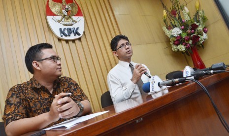 Komisioner KPK Laode M Syarif (kanan) memaparkan penindakan Komisi Pemberantasan Korupsi (KPK) terkait surat perintah penyidikan (seprindik) atas nama Wali Kota Madiun, Bambang Irianto di Gedung KPK, Jakarta, Senin (17/10)