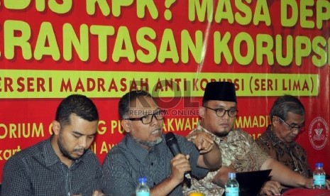 Komisioner KPK Non Aktif bambang Widjianto (kedua kiri) sedang memberikan paparannya didampingi pembicara lainnya, Koordinator ICW Adnan Topan Husodo (kiri), Ketum PP Pemuda Muhammadiyah Anzar Simanjuntak (kedua kanan) dan Mantan Ketua KPK Busro Muqqodas (Ilustrasi)