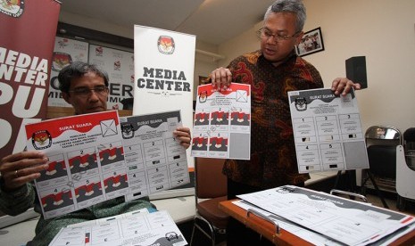 Komisioner KPU Arief Budiman (kanan) dan Hadar Nafis Gumay (kiri) menunjukkan contoh surat suara dan template dengan huruf Braile untuk penyandang disabilitas di Gedung KPU, Jakarta, Rabu (4/1).