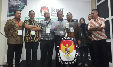 Komisioner KPU dan Bawaslu menggelar jumpa pers sesaat setelah penutupan pendaftaran parpol calon peserta Pemilu 2019 di Kantor KPU, Menteng, Jakarta Pusat, Senin (16/10) malam. Hingga pendaftaran ditutup pukul 24.00 WIB, ada 27 parpol yang mendaftar ke KPU. 