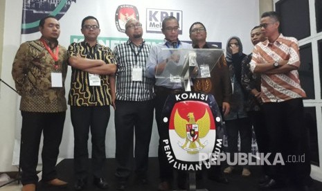 Komisioner KPU dan Bawaslu menggelar jumpa pers sesaat setelah penutupan pendaftaran parpol calon peserta Pemilu 2019 di Kantor KPU, Menteng, Jakarta Pusat, Senin (16/10) malam. Hingga pendaftaran ditutup pukul 24.00 WIB, ada 27 parpol yang mendaftar ke KPU. 