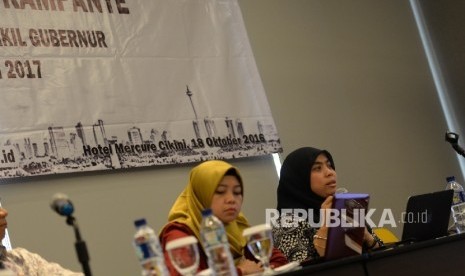 Komisioner KPU DKI Jakarta Dahliah Umar (kiri), dan Betty Epsilon Idroos memberikan paparan sosialiasi kampanye.