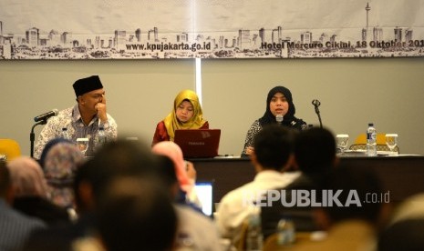 Komisioner KPU DKI Jakarta Muhammad Fadhilah (dari kiri), Dahliah Umar, dan Betty Epsilon Idroos memberikan paparan sosialiasi kampanye dan dana kampanye kepada tim pemenang calon peserta Pilkada DKI Jakarta 2017 di Jakarta, Selasa (18/10).