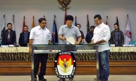 Komisioner KPU Ferry Kurnia Rizkiyansyah (tengah) memantau penyerahan laporan dana kampanye di Gedung KPU Jakarta, Minggu (2/3). 