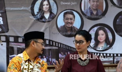 Komisioner KPU Ferry Kurnia Rizkyansyah (dari kiri) bersama Produser Film Marcella Zalianty menjadi pembicara saat peluncuran Festival Film Pendek bertema Pemilu di KPU, Jakarta, Jumat (7/10).