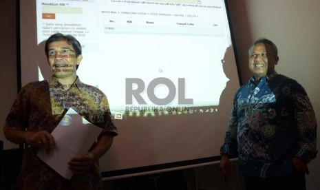 Komisioner KPU Hadar Nafis Gumay (kiri) bersama Komisioner KPU Arief Budiman (kanan) menunjukan Daftar Pemilih Tetap (DPT) Pemilukada Online di Media Center Komisi Pemilihan Umum, Jakarta, Selasa (13/10).