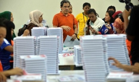 Komisioner KPU Hadar Nafis Gumay memantau pengerjaan pencetakan surat suara untuk Pilpres 014 di Percetakan Gelora Aksara Pratama, Ciracas, Jakarta Timur, Sabtu (14/6).