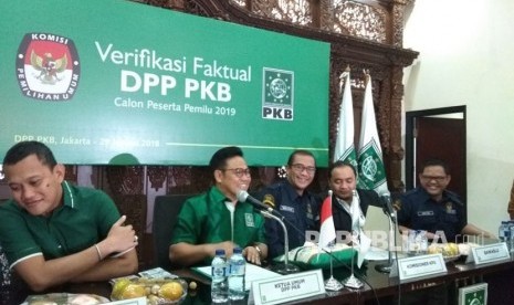 Komisioner KPU,  Hasyim Asy'ari bersama Ketua Umum PKB,  Muhaimin Iskandar,  sebelum pelaksanaan verifikasi parpol calon peserta Pemilu 2019,  Senin (29/1). 