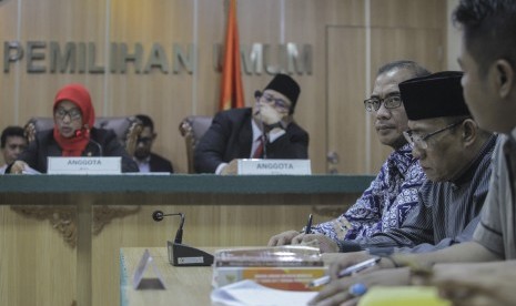 Komisioner KPU Hasyim Asy'ari (ketiga kanan) mendengarkan pembacaan Putusan Gugatan Oesman Sapta Odang (OSO) terhadap Komisi Pemilihan Umum (KPU) oleh Bawaslu di ruang sidang Bawaslu, Jakarta, Rabu (9/1/2019).