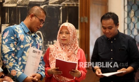 Komisioner KPU, Hasyim Asy'ari (kiri) berbincang bersama Direktur Eksekutif Perkumpulan untuk Pemilu dan Demokrasi (Perludem) Titi Anggraini (tengah), dan peneliti Konstitusi dan Demokrasi Inisiatif (Kode Inisiatif) Adam Mulya (kanan) usai diskusi bersama peluncuran hasil penelitian dan pemantauan terhadap proses dan perselisihan hasil Pilkada 2017 oleh Mahakamah Konstitusi di Jakarta, Senin (22/5).