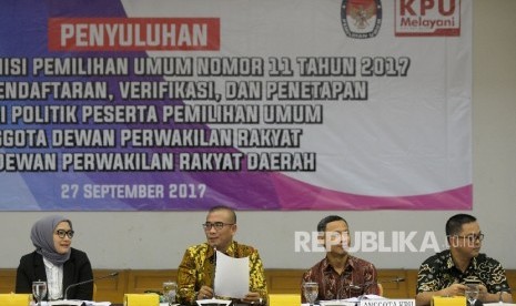 Komisioner KPU Hasyim Asyari (kedua kiri), Evi Novida Ginting Manik (kiri), Pramono Ubaid Tanthowi (kedua kanan) dan Viryan (kanan) memberikan penyuluhan Peraturan KPU di Gedung KPU Pusat, Jakarta, Rabu (27/9). 