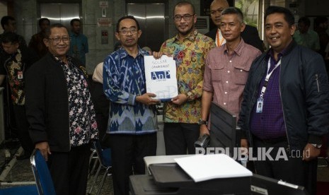 Komisioner KPU Hasyim Asyari (ketiga kanan) dan Wahyu Setiawan (kedua kanan) bersama Tim Kuasa Hukum KPU menyerahkan berkas jawaban gugatan sengketa hasil Pemilu Legislatif (Pileg) di Gedung Mahkamah Konstitusi (MK), Jakarta, Jumat (5/7/2019). 