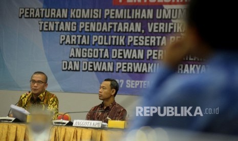 Komisioner KPU Hasyim Asyari (kiri) dan Pramono Ubaid Tanthowi memberikan penyuluhan Peraturan KPU di Gedung KPU Pusat, Jakarta, Rabu (27/9).