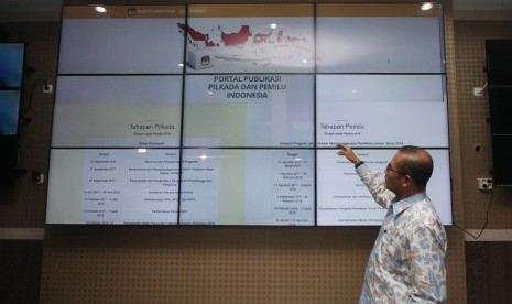 Komisioner KPU Hasyim Asyari memaparkan proses penggunaan sipol di operational room KPU Pusat, Jakarta, Rabu (18/10).