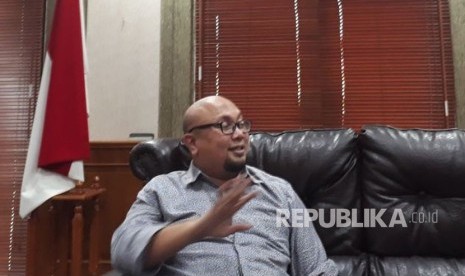 Komisioner KPU, Ilham Saputra, memberi penjelasan soal pendaftaran calon kepala daerah independen Pilkada 2018 di Kantor KPU, Menteng, Jakarta Pusat, Jumat (10/11). KPU meminta bakal calon kepala daerah independen mendaftar lebih awal. 