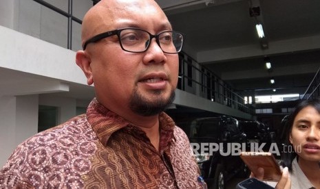 Komisioner KPU,  Ilham Saputra,  memberikan keterangan perkembangan pendaftaran bakal calon kepala daerah Pilkada serentak 2018, Senin (8/1). 