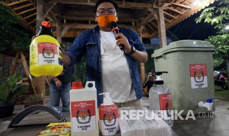 ilustrasi. Komisioner KPU Kota Blitar Bidang Sosialisasi Rangga Bisma Aditya menunjukkan cairan disinfektan saat Sosialisasi Alat pelindung Diri (APD) pendukung pelaksanaan Pilkada Serentak 2020 di Blitar, Jawa Timur, Sabtu (4/7/2020) malam. KPU menerbitkan Surat Edaran (SE) Nomor 20 Tahun 2020 tentang Pedoman Pelaksanaan Pemilu Serentak di tengah pandemi COVID-19 yang mewajibkan seluruh perangkat pelaksana Pemilu menggunakan APD baik dimulai dari tahapan hingga pelaksanaan pada 9 Desember mendatang guna mencegah penyebaran COVID-19.