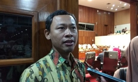 Komisioner KPU, Pramono Ubaid Tanthowi, memberikan keterangan tentang hasil pleno KPU soal larangan caleg dari mantan narapidana kasus korupsi, Rabu (23/5). KPU memutuskan tetap akan memberlakukan aturan yang  melarang mantan koruptor mendaftar sebagai caleg.