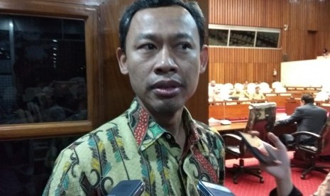 Komisioner KPU, Pramono Ubaid Tanthowi, memberikan keterangan tentang hasil pleno KPU soal larangan caleg dari mantan narapidana kasus korupsi, Rabu (23/5). KPU memutuskan tetap akan memberlakukan aturan yang  melarang mantan koruptor mendaftar sebagai caleg.