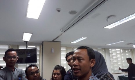 Komisioner KPU Pramono Ubaid Tanthowi memberikan keterangan usai sidang pemeriksaan dugaan pelanggaran pendaftaran Pemilu 2019, di kantor Bawaslu, Jakarta, Jumat (3/11).