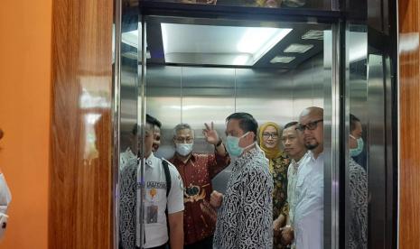 Komisioner KPU RI Evi Novida Ginting Manik beserta jajaran anggota  KPU menyampaikan surat keberatan ke Dewan Kehormatan Penyelenggara Pemilu (DKPP), Senin (23/3).