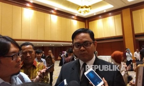 Komisioner KPU, Viryan, saat memberikan keterangan pers kepada wartawan, Kamis (24/5). 