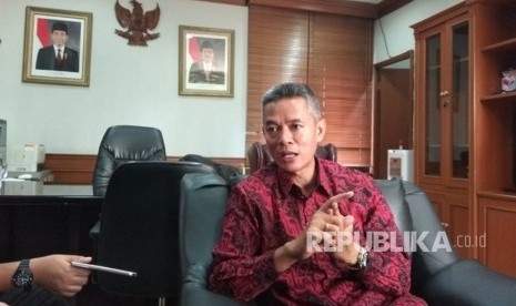 Komisioner KPU, Wahyu Setiawan, di Kantor KPU, Menteng, Jakarta Pusat, Senin (23/7). KPU meminta parpol segera mempersiapkan pendaftaran capres-cawapres Pemilu 2019, yang segera dibuka pada 4 Agustus mendatang. 