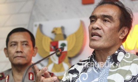 Ombudsman Commissioner Laode Ida (right) and chief of the National Police's intelligence Lutfi Lubihanto (left) hold a press conference on placement and monitoring of foreign workers, Jakarta, on Thursday (April 26).