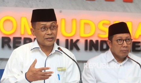 Komisioner Ombudsman Republik Indonesia, Ahmad Suedy (kiri) bersama Menteri Agama, Lukman Hakim Saifuddin (kanan) memberikan keterangan kepada wartawan mengenai Ombusman temukan empat maladministrasi Kementerian Agama dalam pelaksanaan Umroh Abu Tours di gedung Ombudsman, Jakarta, Selasa (17/4). 