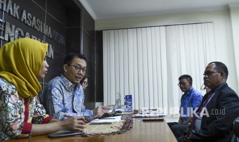 Komisioner Pendidikan & Penyuluhan Komnas HAM Beka Ulung Hapsara (kedua kiri) menerima pengaduan dari perwakilan Forum Lintas Paguyuban se Papua di Jakarta, Jumat (11/10/2019)