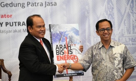 Komite BPH Migas Periode 2007 - 2017 Dr Ibrahim Hasyim melakukan launching dan dan diskusi buku karyanya yang diberi judul Arah Bisnis Energi