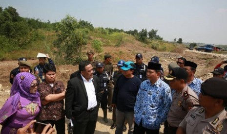 Komite I DPD RI dipimpin Wakil Ketua Komite I DPD RI Benny Rhamdani, Eni Sumarni anggota DPD Jabar, Jacob Esau anggota Papua Barat meninjau ke lokasi sengketa lahan Petani Teluk Jambe dengan PT.Pertiwi Lestari di Karawang Jawa Barat. Rabu(17/5).