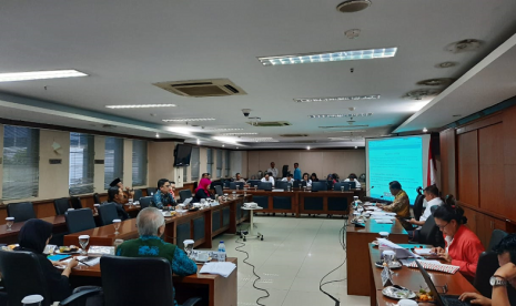 Wakil Ketua Komite II DPD RI Bustami Zainudin saat RDPU di Gedung DPD RI, Jakarta, Senin (3/2).