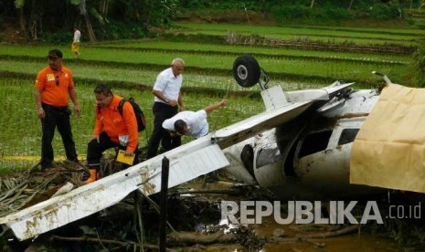 Training aircraft crashes in paddy field.(Illustration)